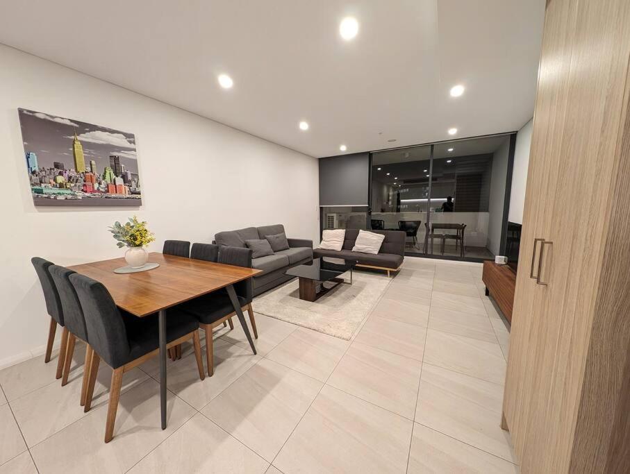 Modern 2 Bedroom Close To Amenities! Apartment
